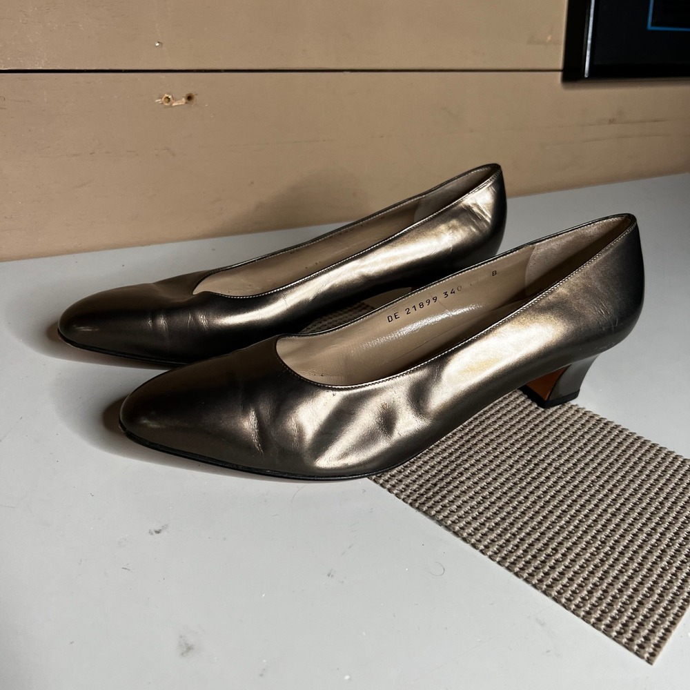 Salvatore Ferragamo Metallic Bronze Leather Low Block Heel Pumps DE 21899 11 B